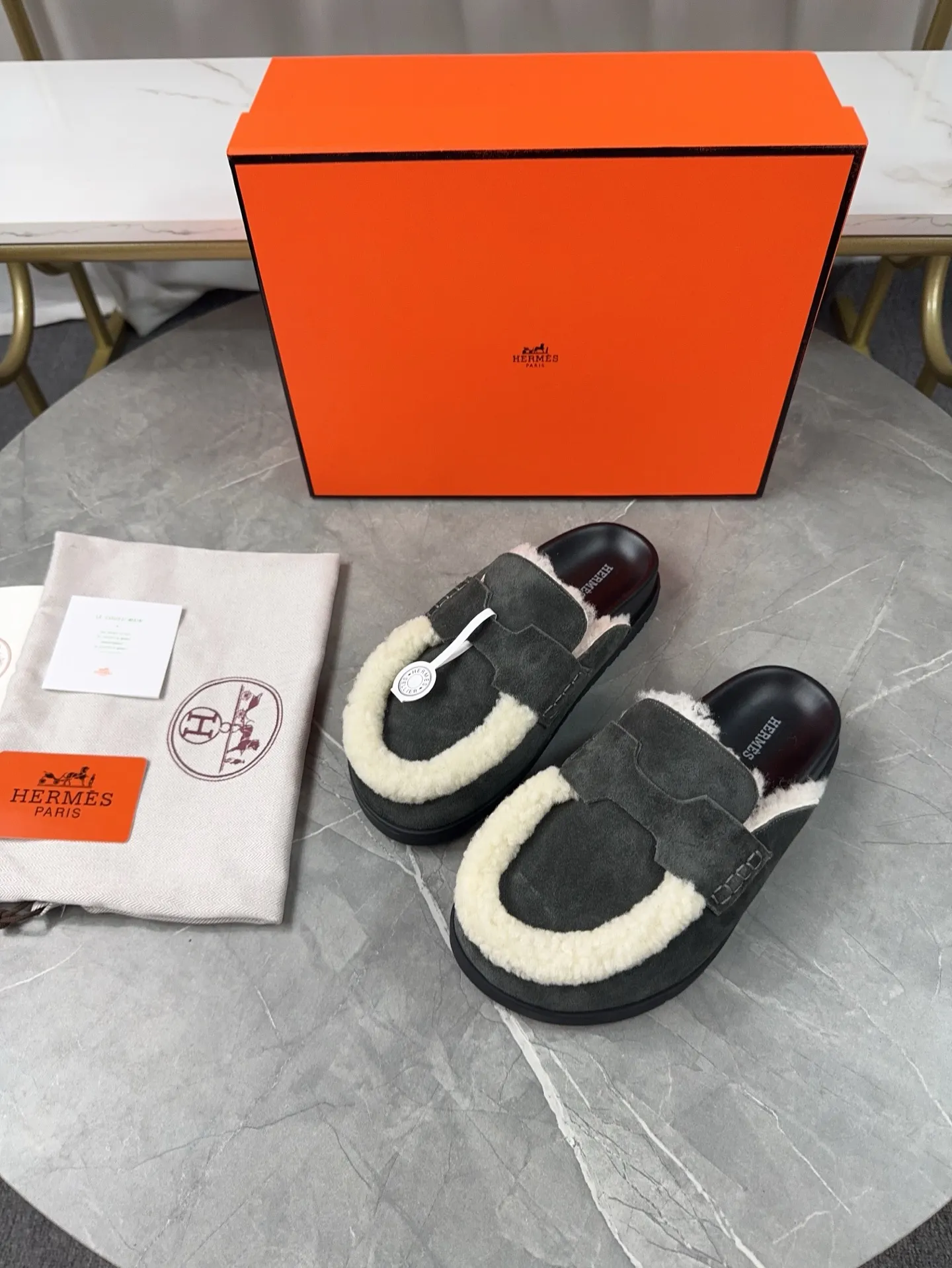 p460🐮🐮HERMES Birkenstock Mules🍬 Spring and summer really need versatile slippers. They have a casual and high-end feel, and the comfort is also great. The large toe design adds a playful feel, and the slip-on design is convenient and practical to wear. 🌷Upper: original high mercerized cow velvet 🌷Inner lining: wool 🌷Outsole: original TPU water platform + rubber film combination 🌷Number of sizes: women's size 35-40 (40-41 -42 is not returnable) men's size: 38-45 (45 is not returnable)